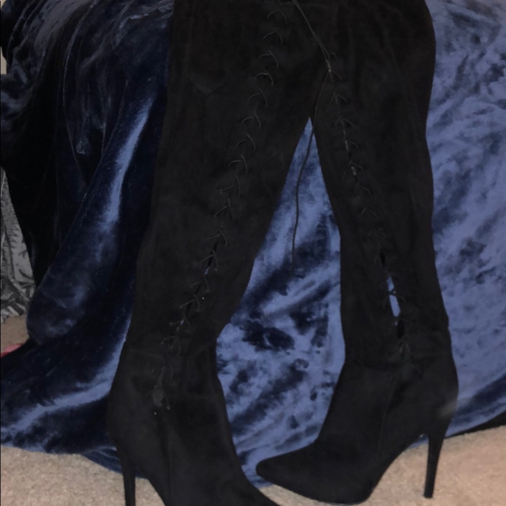 Knew high boots